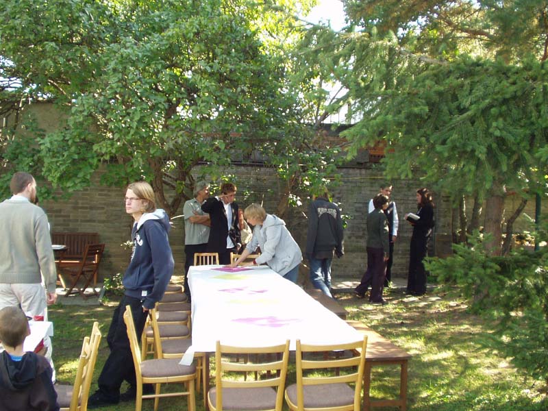 příprava stolování na zahradě sborového domu ...